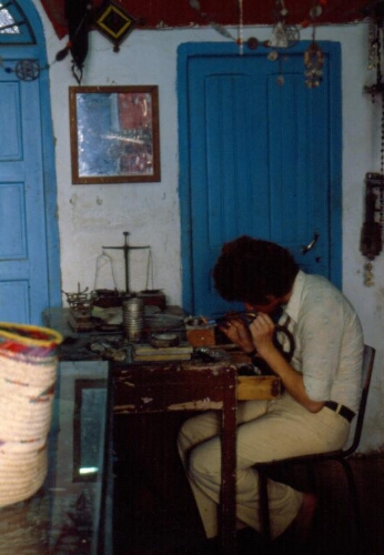 Vue de profil d'un bijoutier dans son atelier. Djerba
