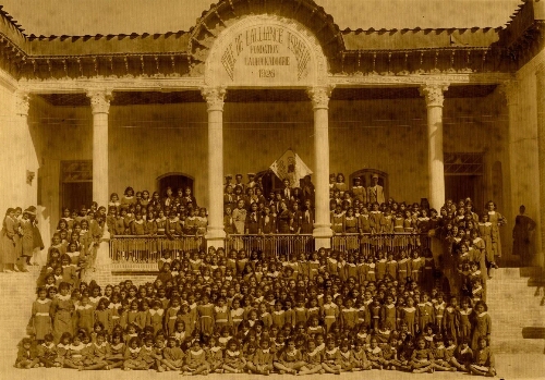 Groupe d’élèves devant la façade.