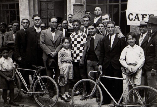 Equipe de vélo italienne pose à Tunis