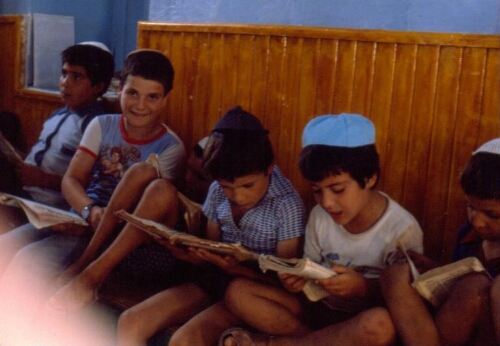 Enfants étudiant la Torah à la synagogue de Zarzis