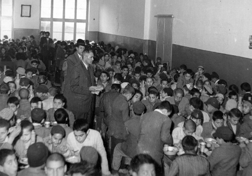 La grande école. Garçons au réfectoire