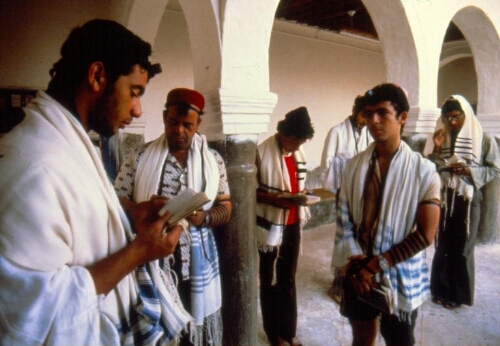 Hommes revêtus de talith, priant à la synagogue de la Ghriba