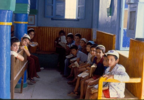Enfants à la yeshiva de la synagogue de Zarzis