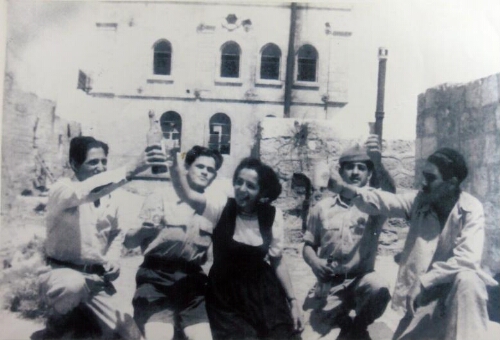 Pendant la fête de Pourim, des soldat juifs assiégés dans le quartier juif de la vielle ville trinquent et boivent du vin provenant de la cave du magasin Ginio que l'on voit en arrière plan