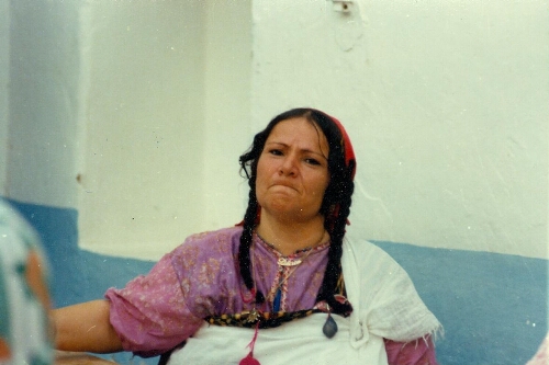 Portrait de femme en habit traditionnel de fête