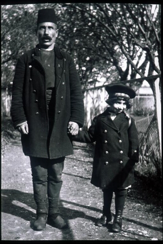 Marcel Faraggi enfant (1909-1970) allant à l'école accompagné du "Kavàs" turc