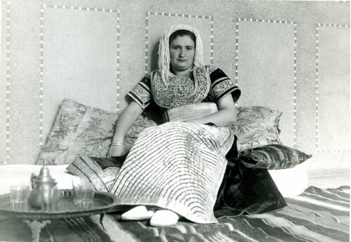 Type de femme juive habillée avec le vieux costume de fête