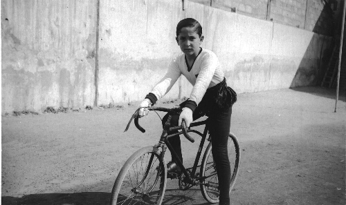 Jeune garçon en vélo