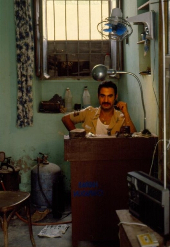 Shem'un, artisan bijoutier, dans son atelier