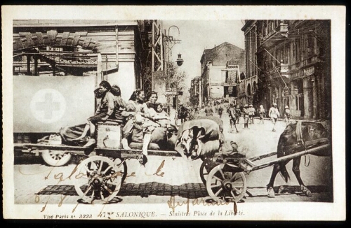 Incendie de Salonique, réfugies juifs fuyant l'incendie dans une carriole tirée par des chevaux avec quelques bagages
