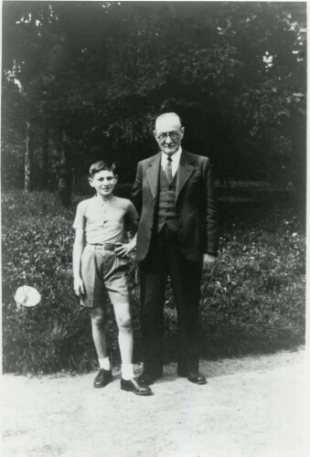 Isaac Papo et son grand-père maternel Isaac Ovadia (né en 1864) au parc Sempione à Milan en 1937.
