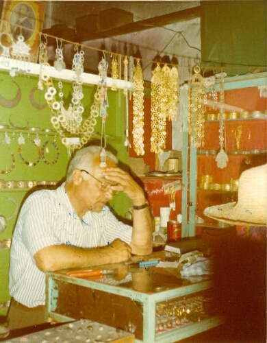 Ouzifa Houri dans sa bijouterie, dans le Houmt Souk des bijoutiers