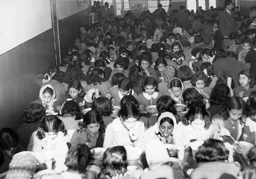 La grande école. Filles au réfectoire