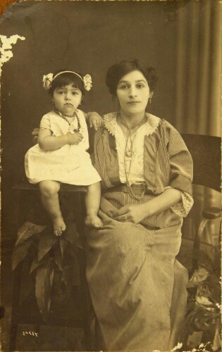 Rebecca Pinto, grand-mère maternelle de Zelda Ovadia avec sa fille Jenny (Sinyora) lorsqu'elle avait 1 an