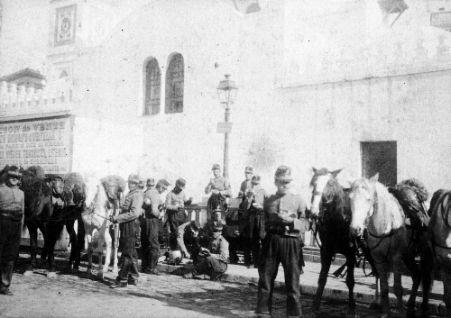 Soldats devant leurs chevaux
