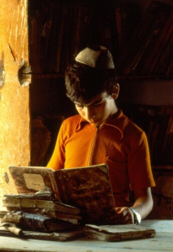 Garçon debout lisant la Torah dans une synagogue