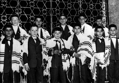 Groupe scolaire Julien Weill. Reportage à l'occasion de la Bar-mitsva d'enfants nécessiteux. Synagogue Elkrief