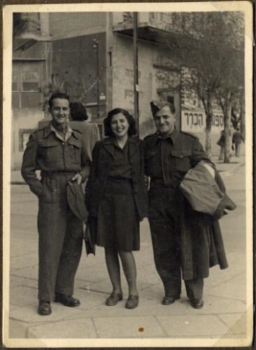 Delizia (Dolly) Modiano entre deux militaires juifs grecs en permission engagés dans l'armée britannique