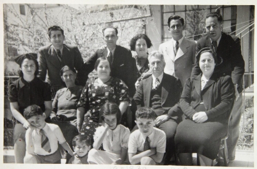 De gauche à droite, rang du haut : Victor Navon (son frère), Simon Benatar (son oncle), Yitshak Navon, Eliau Kamar (son beau frère)