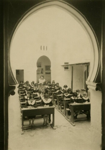Une classe de l’école de filles de l’AIU au début du XXème siècle