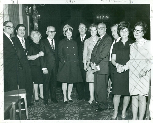 Marcel Franco, vice-président de l'AIU, et la Womens Division des American friends of the A.I.U.