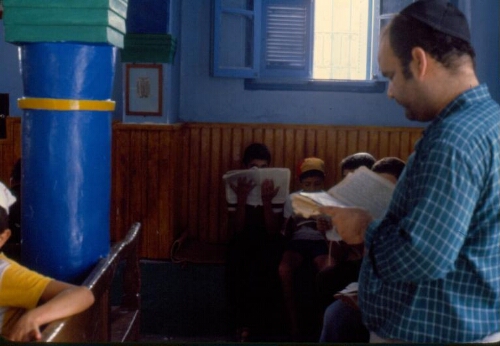 Professeur enseignant aux enfants dans la yeshiva de la synagogue de Zarzis