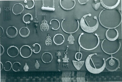 Houmt Souk. Etal de bijoux: boucles d'oreilles, fibule, pendentifs, "mains de Fatma"