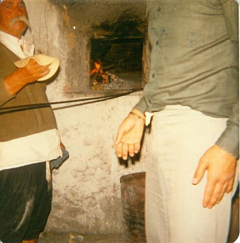 Homme âgé tenant une pâte de pain à la main