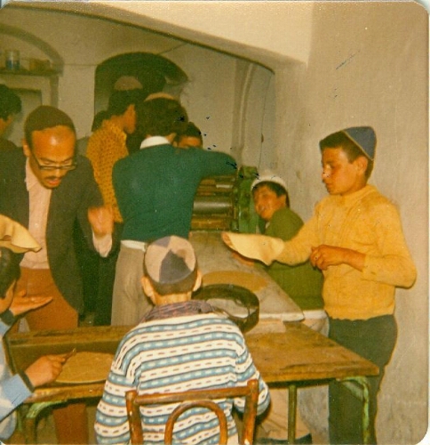 Scène intérieure d'enfants en présence de leur instituteur de yeshiva, fabriquant du pain