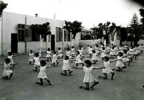 Ecole de filles Y. D. Semach. Mouvement d’ensemble des petites