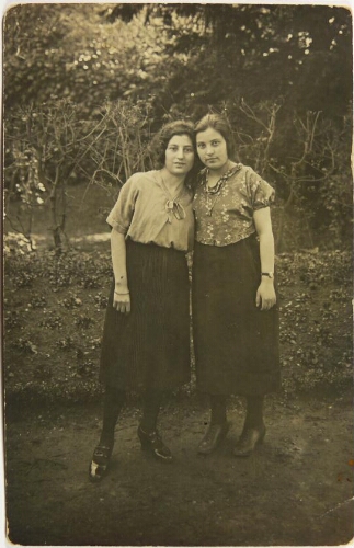 Vacances de l'Ecole normale israélite : Ketty Pontreloli (mère d'Henri Nahum) à gauche et Rachel Gabbaï