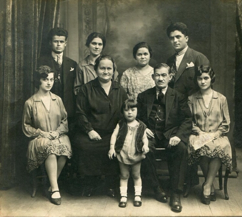 Isaac et Rebecca (née Maccioro) Abinun avec leur famille.