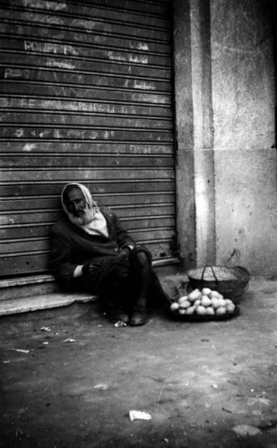 "Fatigué de sa tournée, le marchand de citrons se repose. "