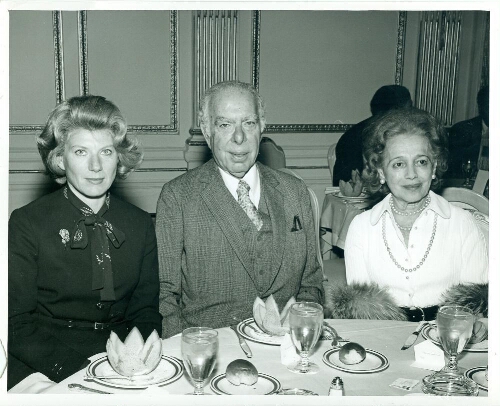 Trois convives lors d'un déjeuner à l'occasion du passage de René Cassin à New-York dans les années soixante