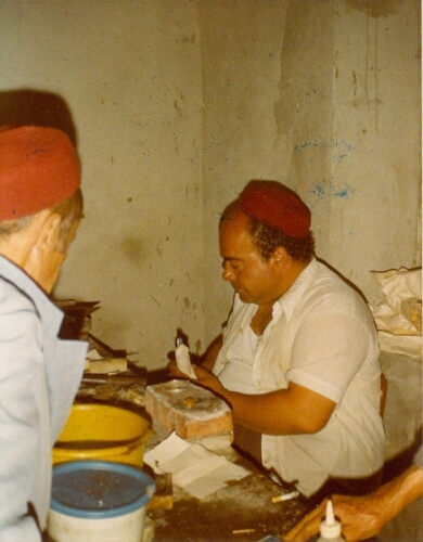 Eliyahu Ouzan et Lalou Ouzan dans la bijouterie, Houmt Souk