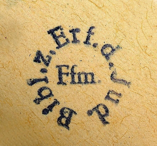 Tampon sur les livres de la bibliothèque spoliés par les Nazis.