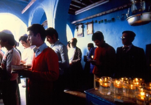 Des hommes priant à un office de la synagogue de la Ghriba