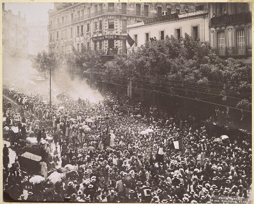 Marche triomphale, à travers Alger- Arrivée sur la Place Bresson