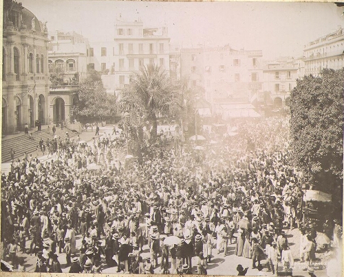 Le cortège restant à la villa Antijuive défile sur la Place de la République