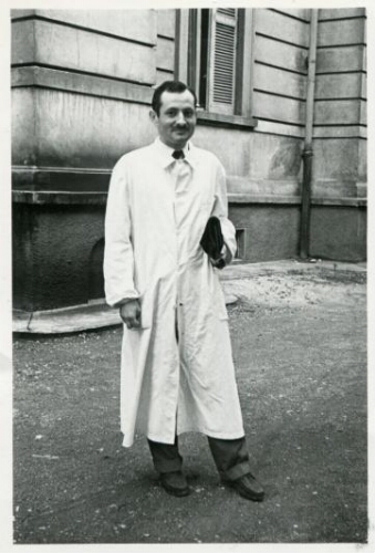 Isaac Papo devant la polyclinique universitaire de Milan en 1955.