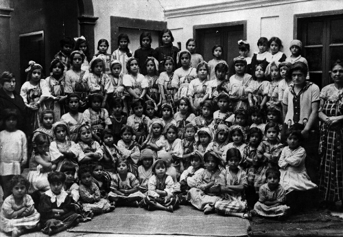 Écolières habillées à l’indigène
